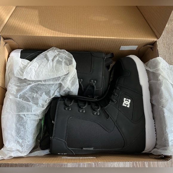 New with Box DC snow boarding boarding boots. Sz 8.5 - Picture 1 of 4